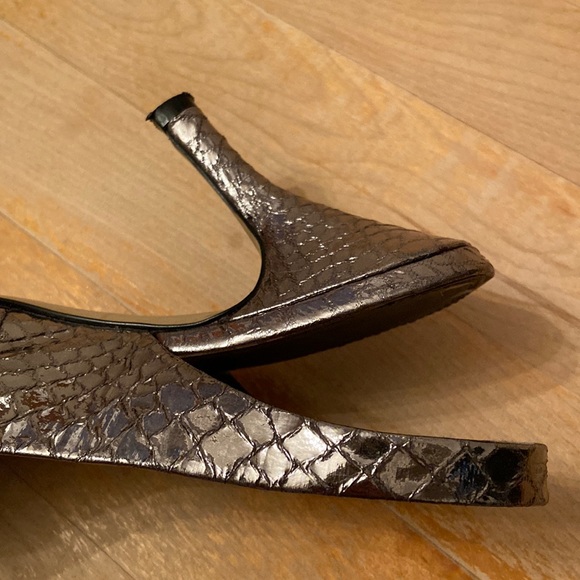 TAHARI Robin Silver Textured Leather Slingback Heels - Picture 6 of 12